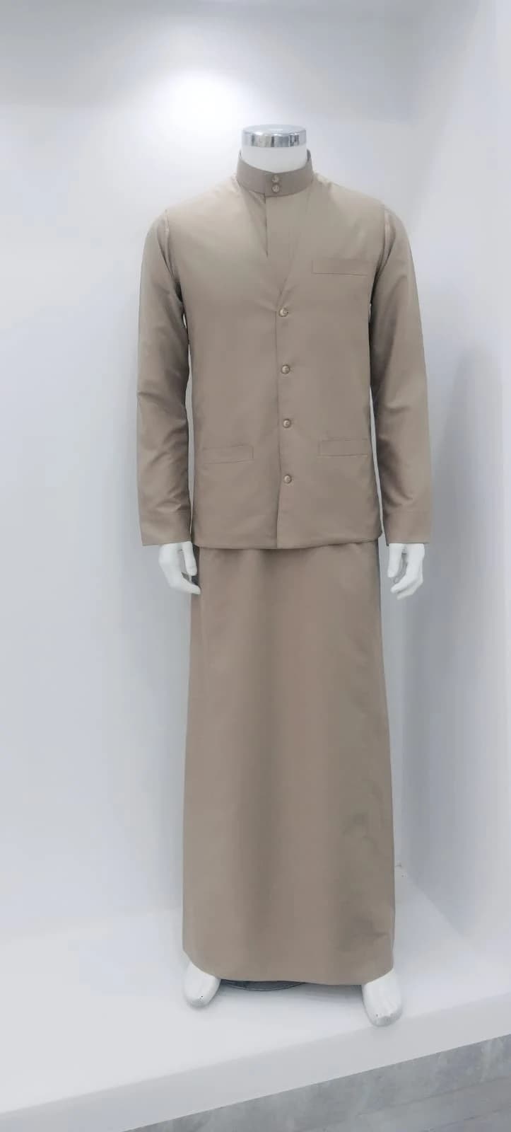 ثوب بلون تاوب من قطعتين مع جاكيت خارجي متناسق